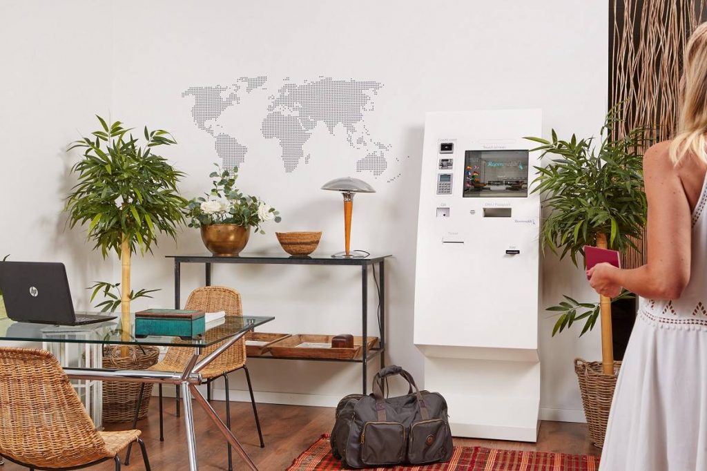 Recepción automática con kioskos de check-in Roommatik L-100 blanco