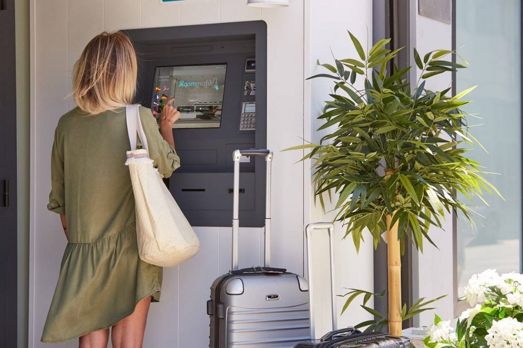 Recepción automática con kiosko de auto check-in Roommatik M-303 gris