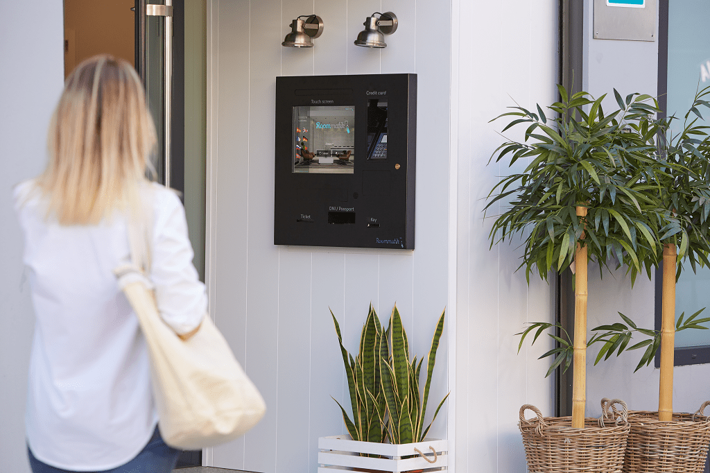 Recepción automática con kiosco de auto check-in Roommatik M-101 en negro.