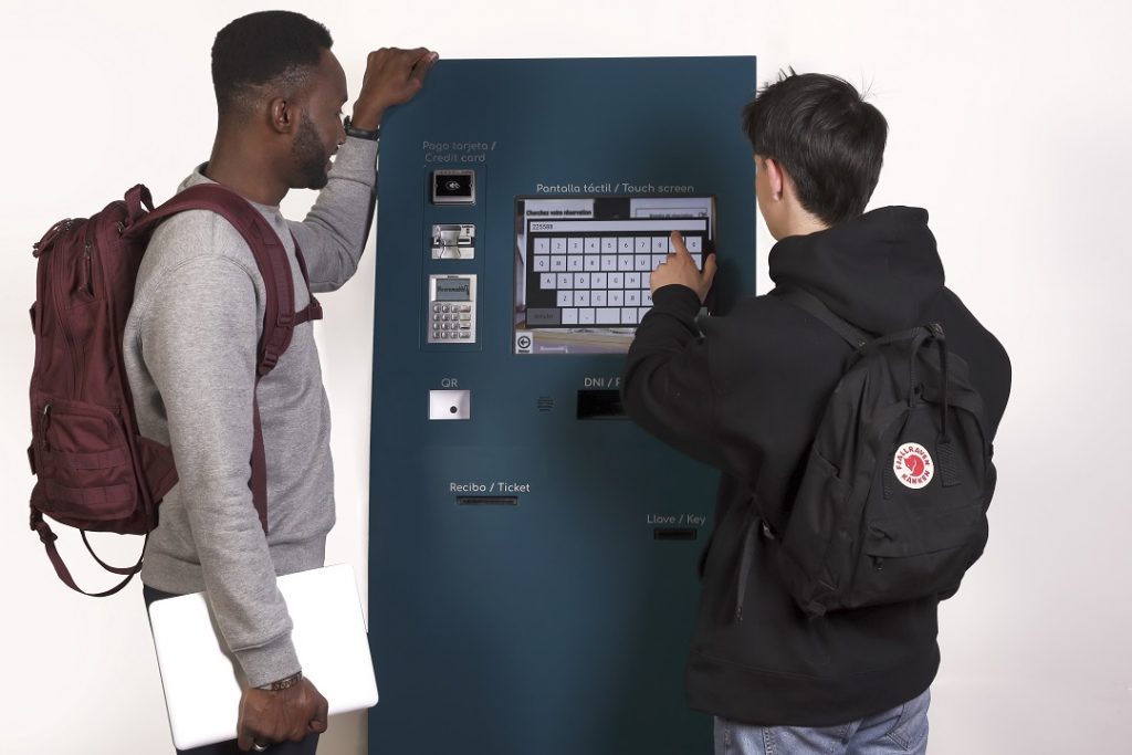 Huéspedes haciendo check-in en un kiosco Roommatik