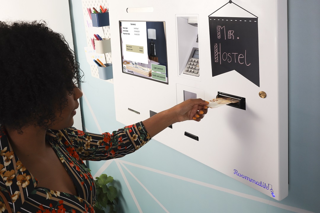 Kiosco Roommatik M-201 con pago en efectivo integrado