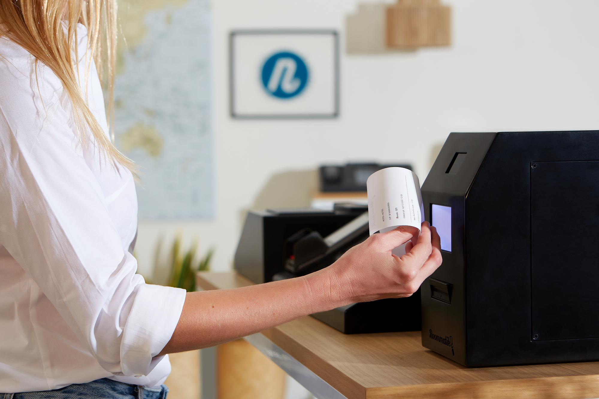 Guest presenting a QR code at the Roommatik key dispenser