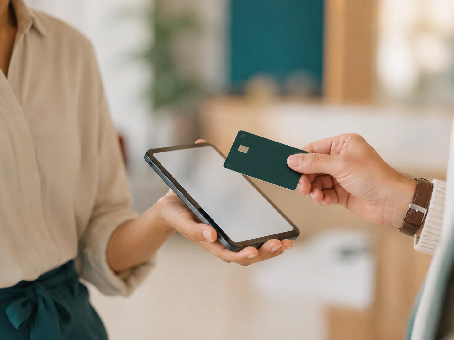 Cobro con Tap to Pay desde el dispositivo en la recepci&oacute;n del hotel