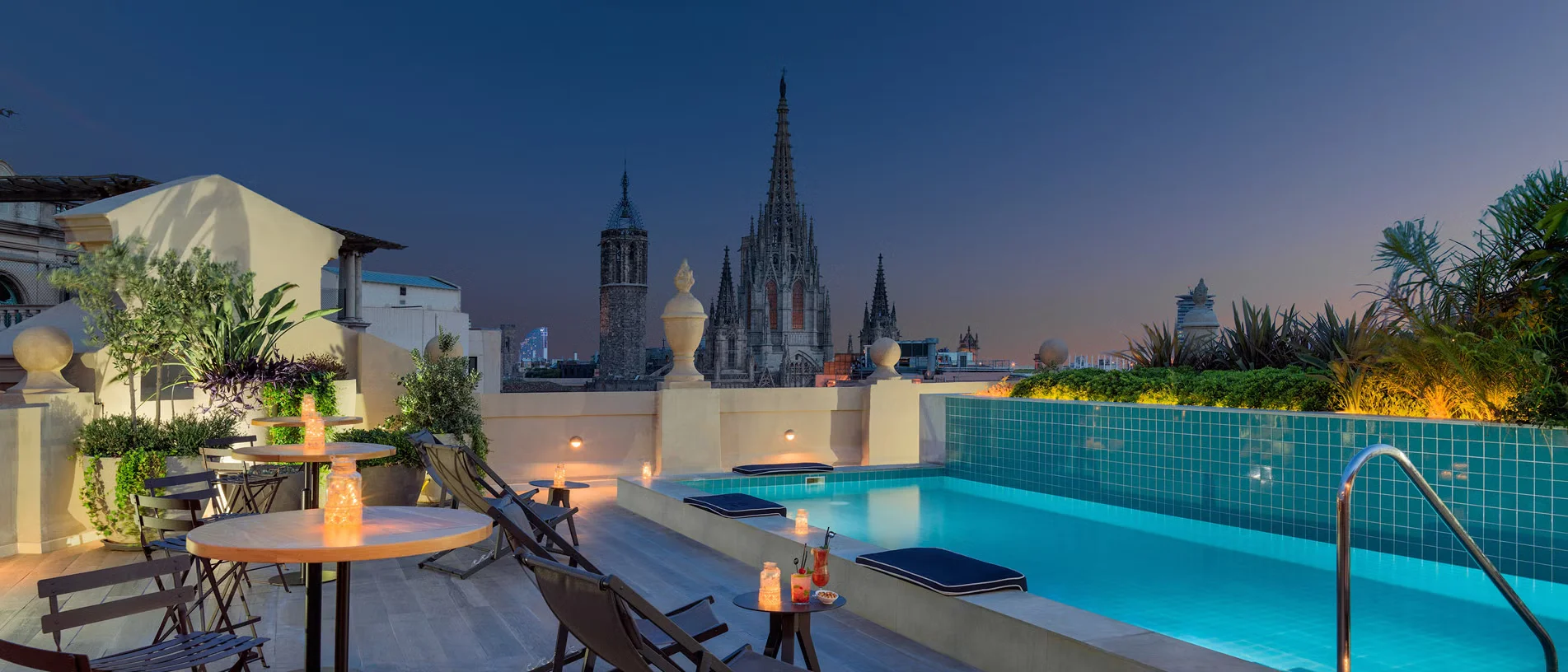 Piscine sur le toit d&rsquo;un h&ocirc;tel H10 au coucher du soleil