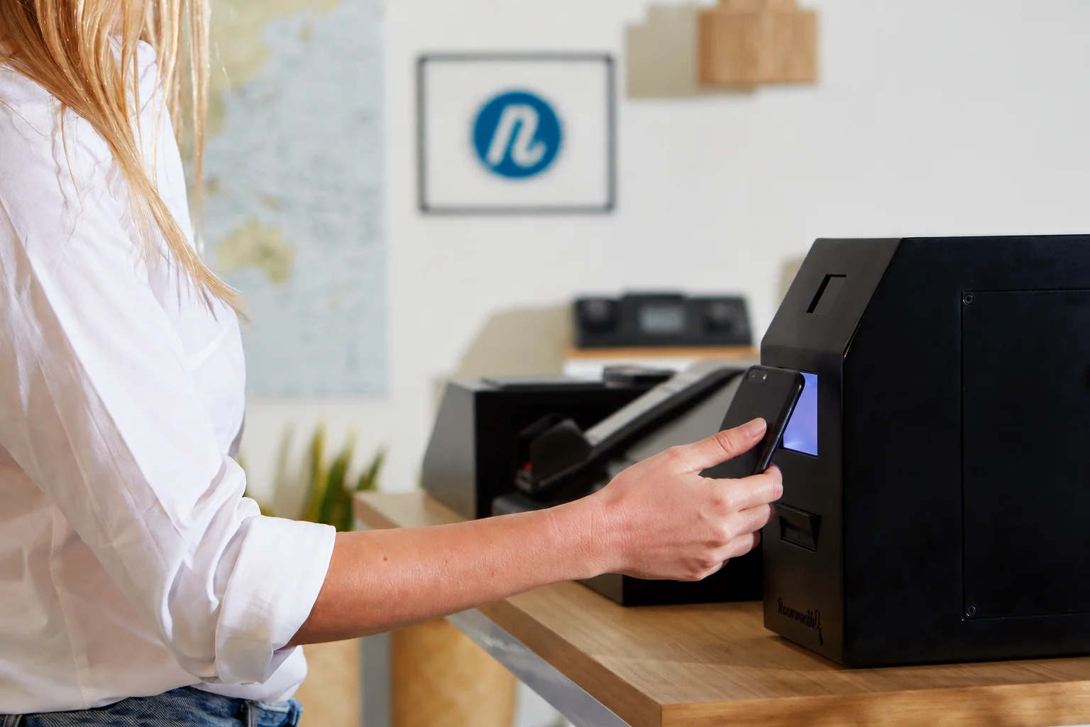 Huésped escanea el código QR de su móvil en el dispensador de llaves Roommatik